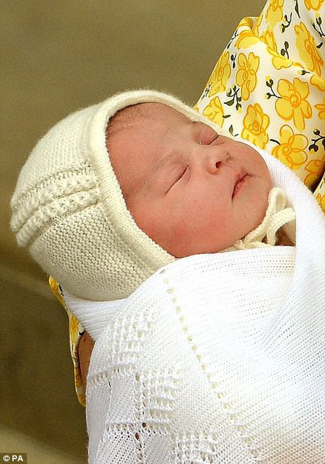 Nhìn ảnh mới sinh của 3 tiểu công chúa, hoàng tử nhà Công nương Kate, ai cũng tưởng anh em sinh 3 vì quá giống nhau